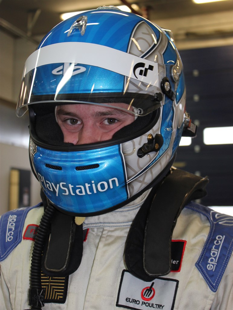 Frederik er øm fra sidste weekend, men han er klar til træning.
(Foto: Nymark Racing)